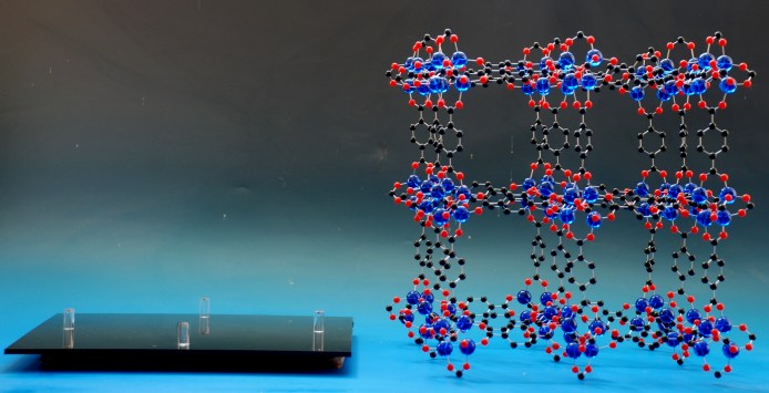 crystal structure model of MOF removed from its magnetic base